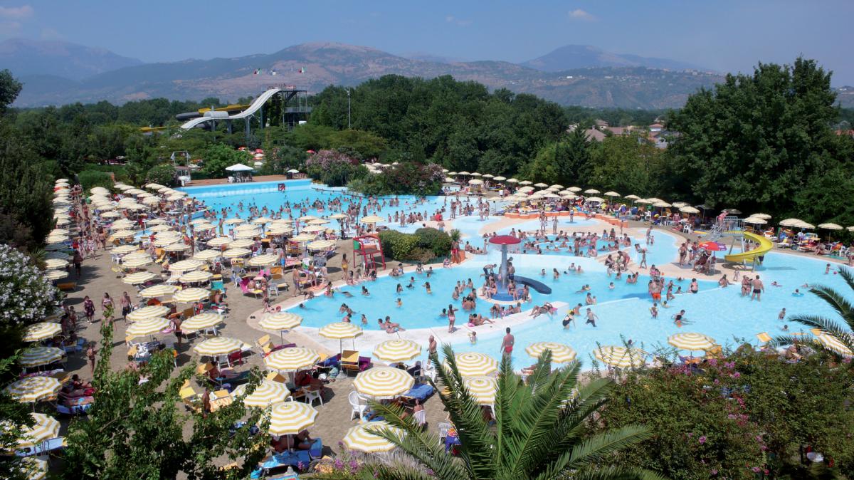 Famiglia in piscina